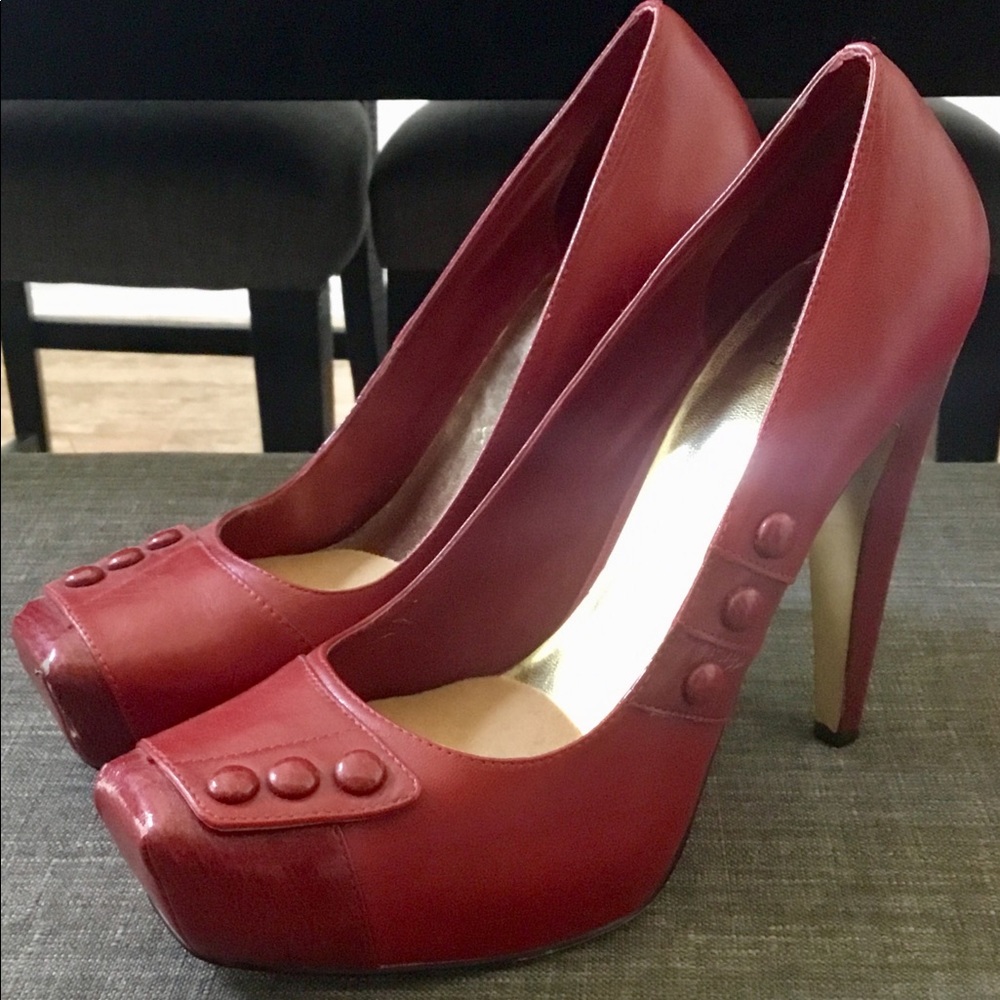 Stylish Red Pumps!